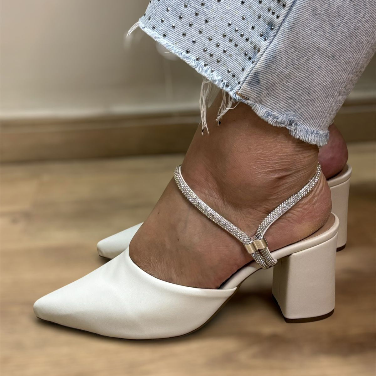 Scarpin Off white com Strass